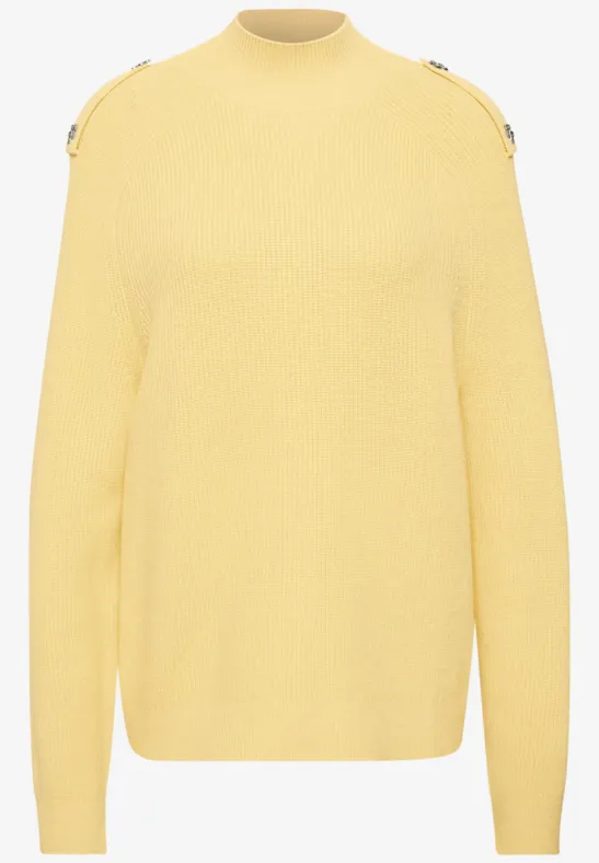 Gelber Pullover mit Rundhalsausschnitt und Schulterknöpfen.