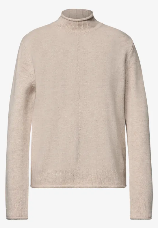Beiger Rollkragenpullover mit langen Ärmeln.