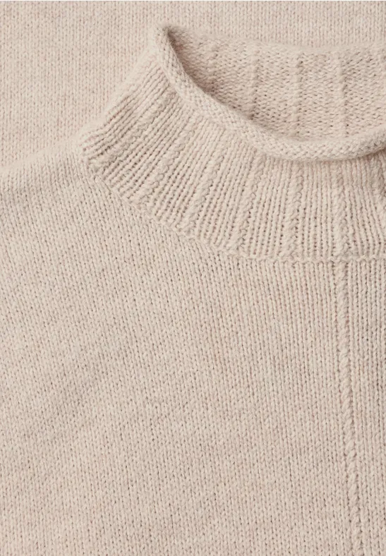 Beiger, fein gestrickter Pullover mit hohem Kragen