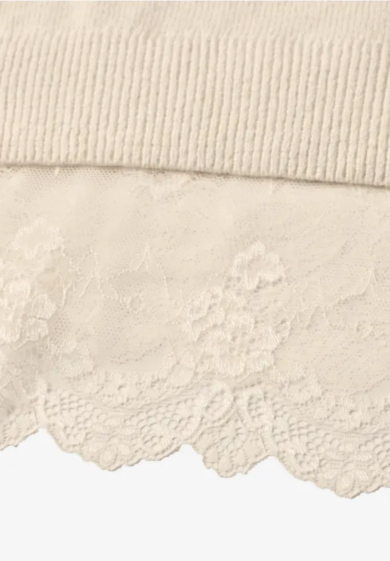 Beige-cremefarbener Strickpullover mit zarter floraler Spitzenborte am Saum.