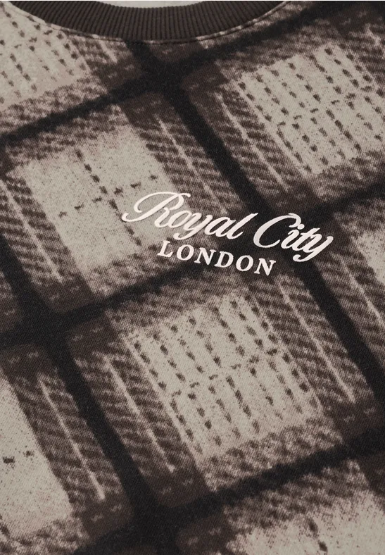 Texte 'Royal City LONDON' sur motif à carreaux brun et beige en textile.