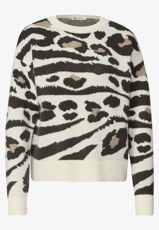 Pull tricoté écru avec imprimé animalier noir et marron à motif rayé.
