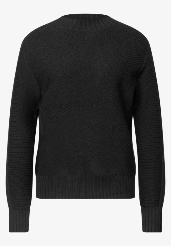 Schwarzer, gestrickter Pullover mit Rundhalsausschnitt und langen Ärmeln.