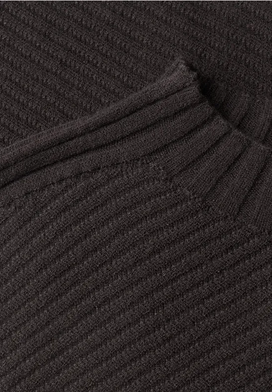 Nahaufnahme eines dunkelgrauen Strickpullovers mit rippenartiger Struktur