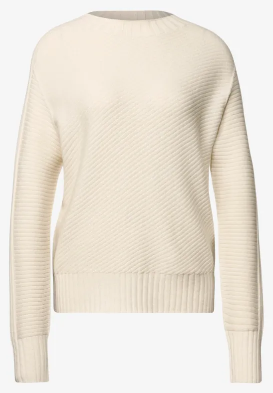 Cremefarbener Pullover mit Rundhalsausschnitt und diagonaler Rippenstrick-Optik.
