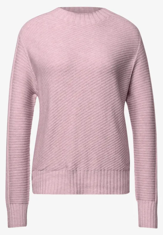 Różowy sweter z dzianiny z okrągłym dekoltem i długimi rękawami.