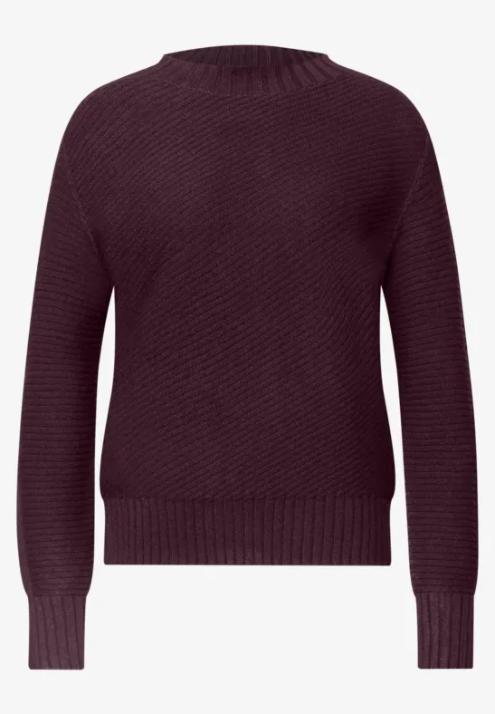 Bordeauxroter, gerippter Strickpullover mit Rundhalsausschnitt und langen Ärmeln.
