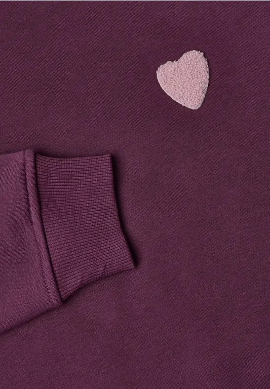 Violetter Sweatshirt-Ärmel mit Rippbündchen und rosa Herz-Applikation auf weichem Stoff