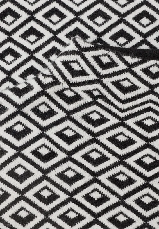 Schwarz-weißer Stoff mit geometrischem Rautenmuster.