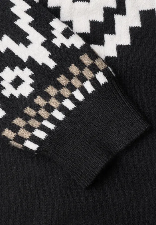 Schwarz-weiß gemusterter Strickpullover mit geometrischem Design am Ärmel