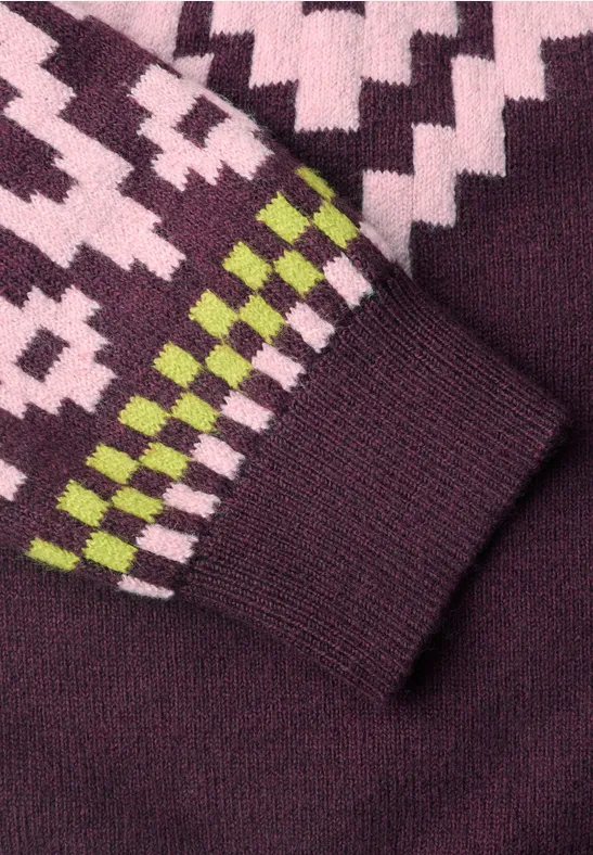 Lila gestrickter Ärmel mit pink-grünem Jacquardmuster und Bündchen.
