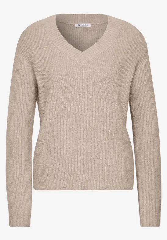 Beiger V-Ausschnitt-Pullover mit langen Ärmeln aus weichem Strick.