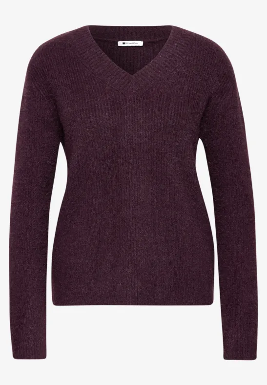 Damenpullover aus weicher Strickware in dunklem Brombeerton mit V-Ausschnitt und langen Ärmeln.