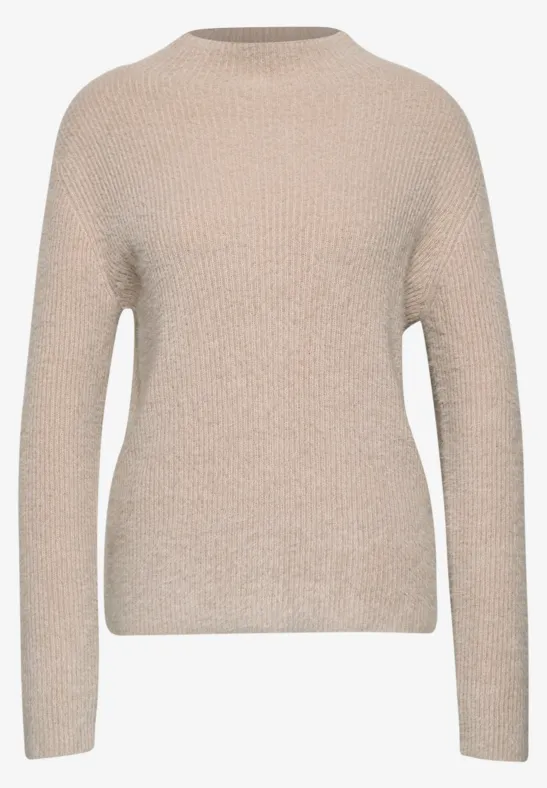 Beiger, langärmliger Pullover mit Rundhalsausschnitt und feiner Strickstruktur.