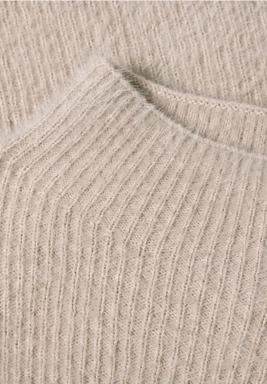 Fein gestrickter, beiger Pullover mit Rundhalsausschnitt und feiner Rippenstruktur.