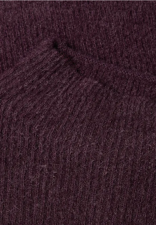 Nahaufnahme eines dunkelvioletten, gerippten Strickstoffs.