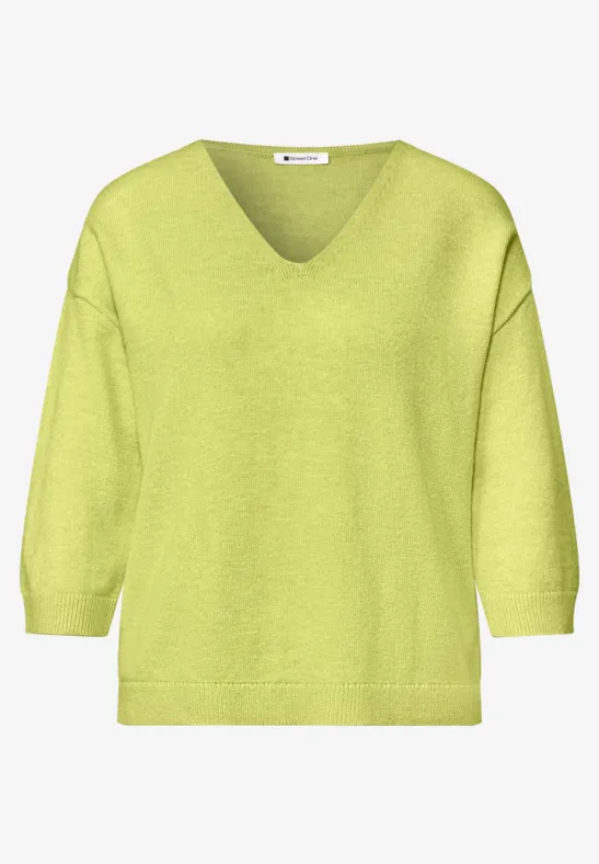 Pull léger vert clair avec col en V et manches trois-quarts.