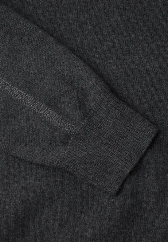 Nahaufnahme eines dunkelgrauen Strickpullovers mit geripptem Ärmelbündchen.
