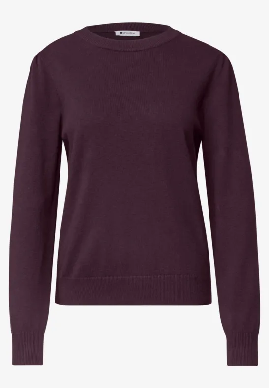 Ein schlichtes, bordeauxfarbenes Langarm-Pullover mit Rundhalsausschnitt.