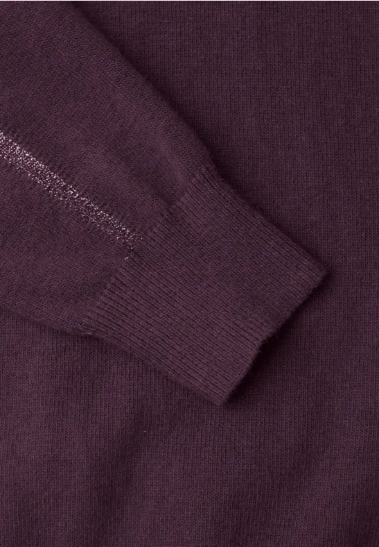 Nahaufnahme eines bordeauxfarbenen Strickpullover-Ärmelbündchens