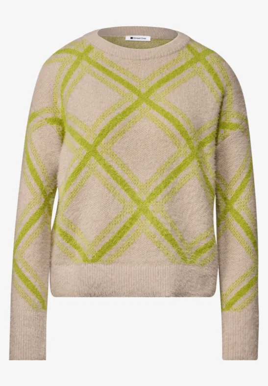 Beżowy sweter z długim rękawem i zielonym wzorem w romby, prosty fason i miękki materiał.