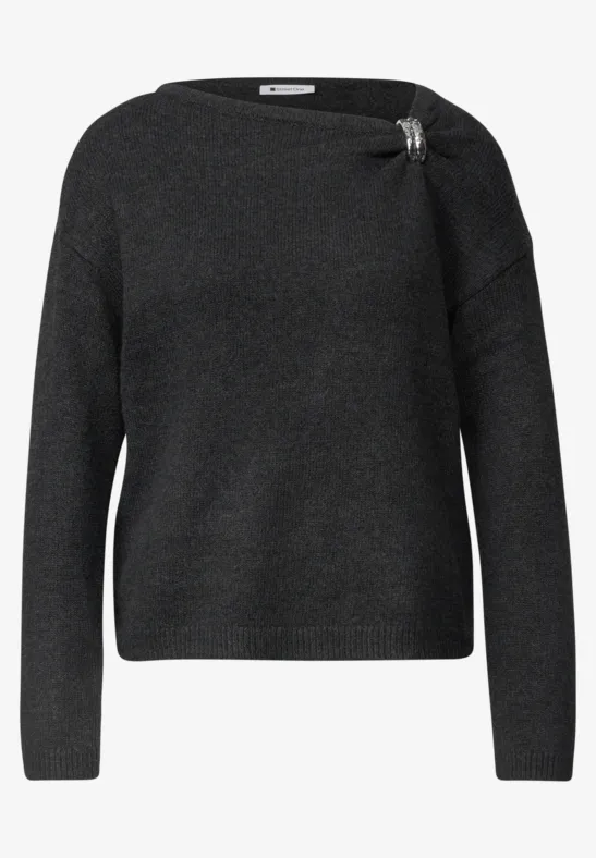 Dunkelgrauer Feinstrickpullover mit weitem Rundhals und silberner Zierbrosche an der Schulter