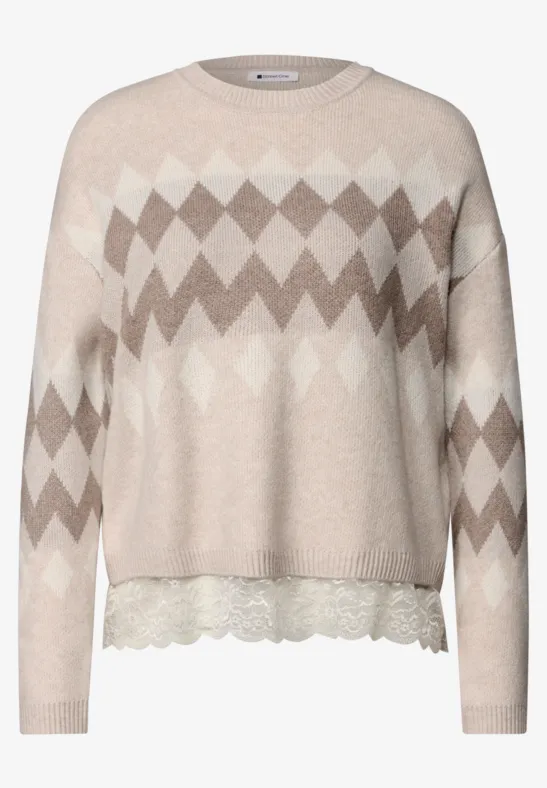 Beiger Pullover mit Rautenmuster und Spitzenbesatz am Saum.