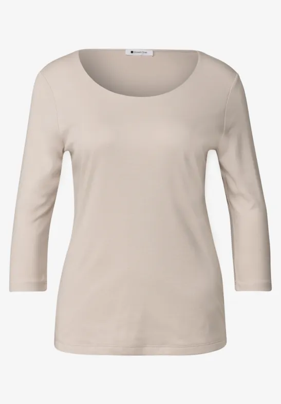 Ein schlichtes, beiges Langarmshirt für Damen mit 3/4-Ärmeln und rundem Ausschnitt.