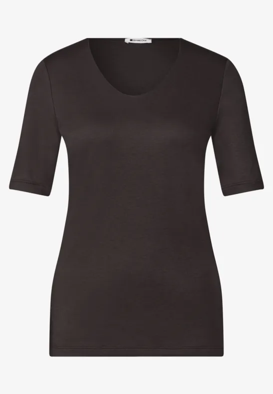 Schwarzes, tailliertes T-Shirt mit U-Ausschnitt und halblangen Ärmeln.