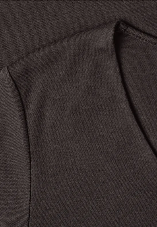 Nahaufnahme eines dunkelgrauen T-Shirts aus weichem Stoff mit Rundhalsausschnitt