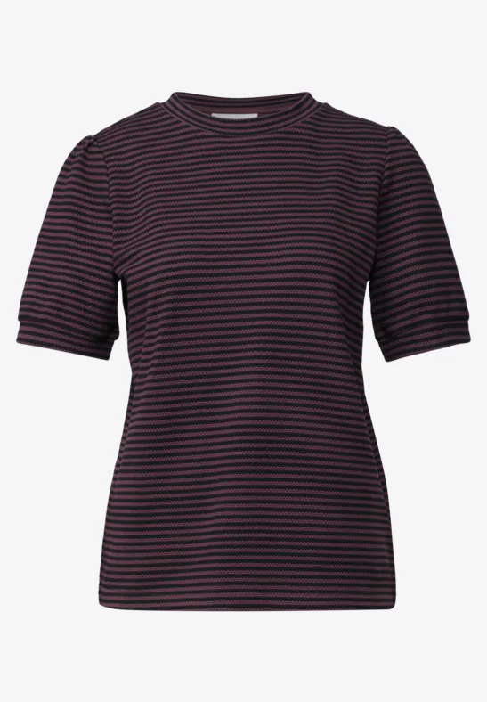 Ciemny T-shirt z krótkimi rękawami i wąskimi poziomymi czerwonymi i niebieskimi paskami.