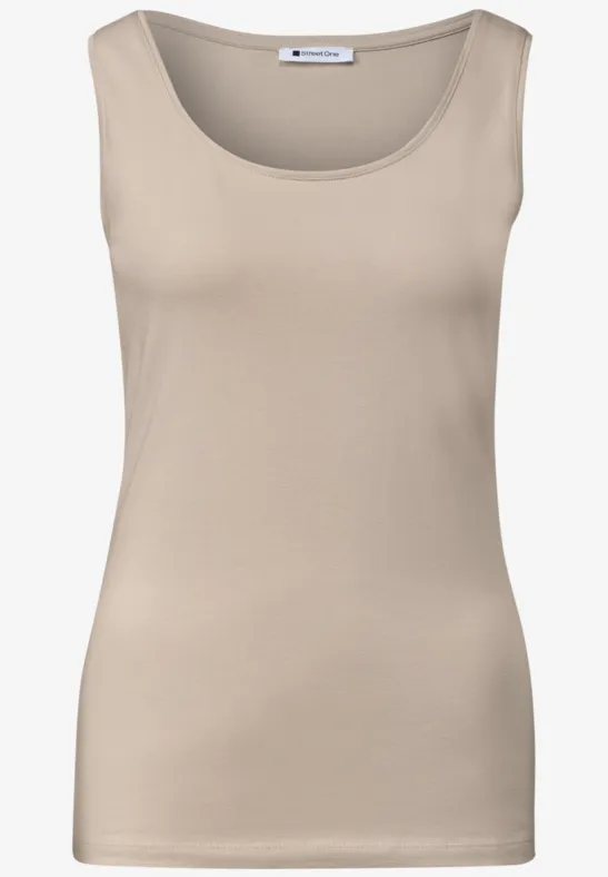 Beiges ärmelloses Damenshirt mit rundem Halsausschnitt.