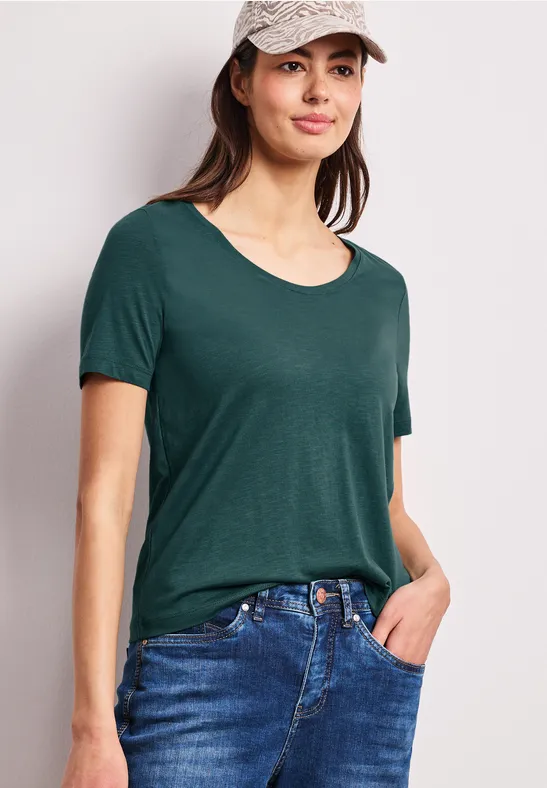 Basic T-Shirt mit V-Neck in Unifarbe mediterra green