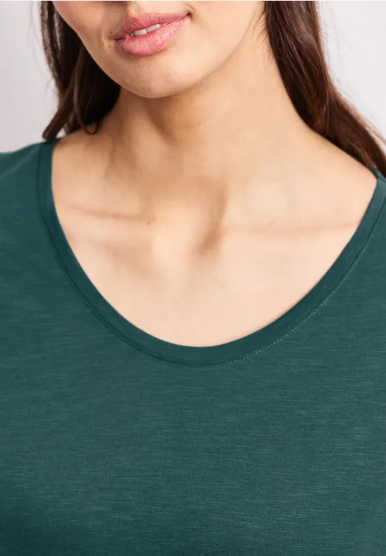 Basic T-Shirt mit V-Neck in Unifarbe mediterra green