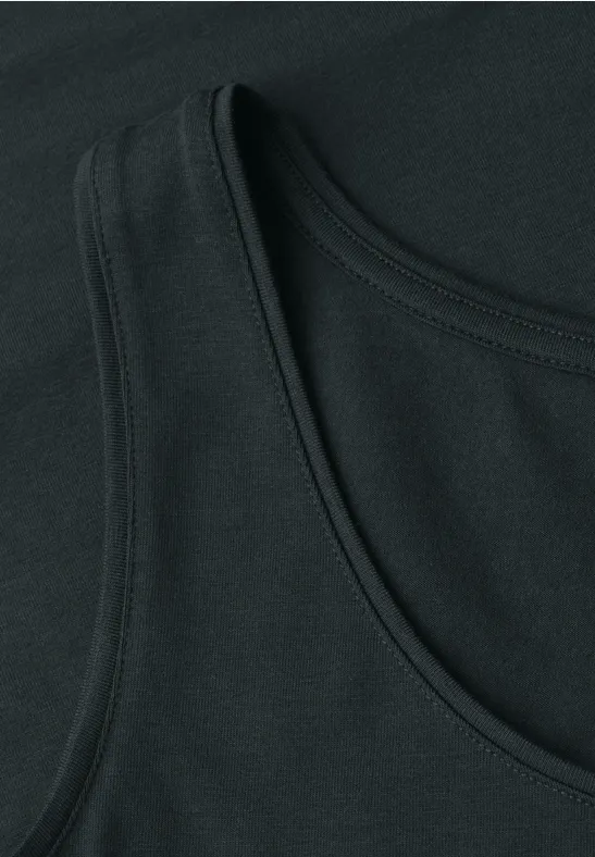 Zwart mouwloos topje met ronde hals.