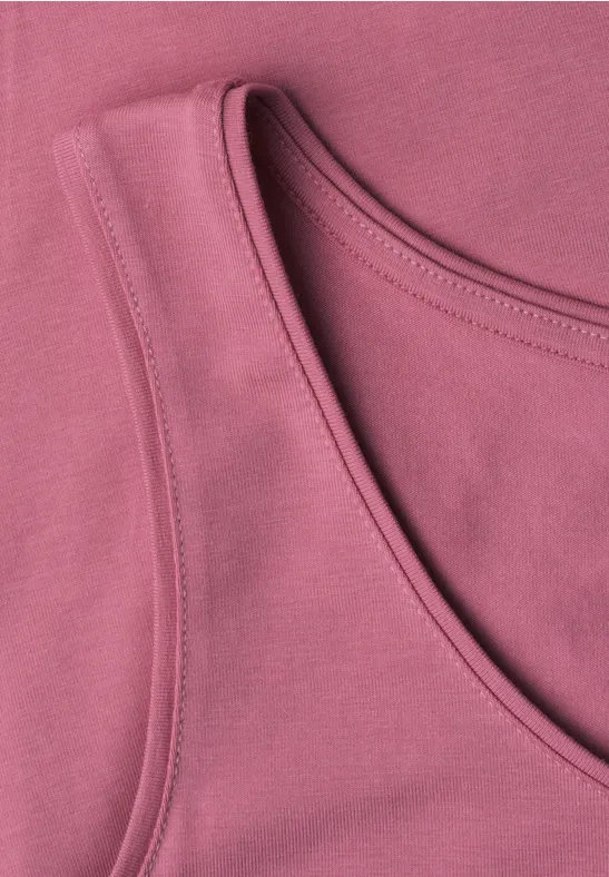 Roze mouwloos top met ronde hals, close-up van de stof