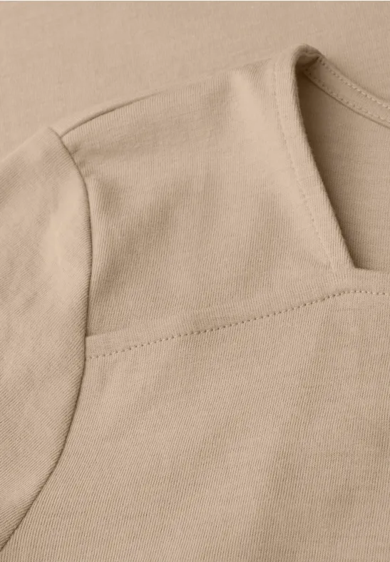 Shirt met vierkante halslijn sanded beige mel.