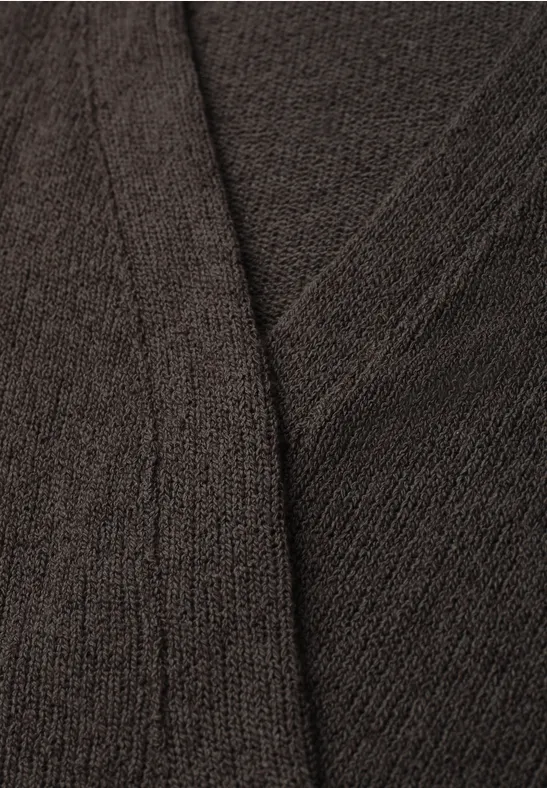 Close-up van een donkergrijze, gestructureerde stof met zichtbare vouw.