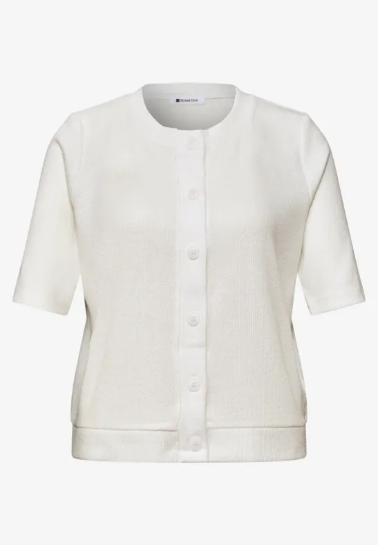 Weißer Kurzarmstrickcardigan mit Rundhalsausschnitt und durchgehender Knopfleiste, schlicht und zeitlos.
