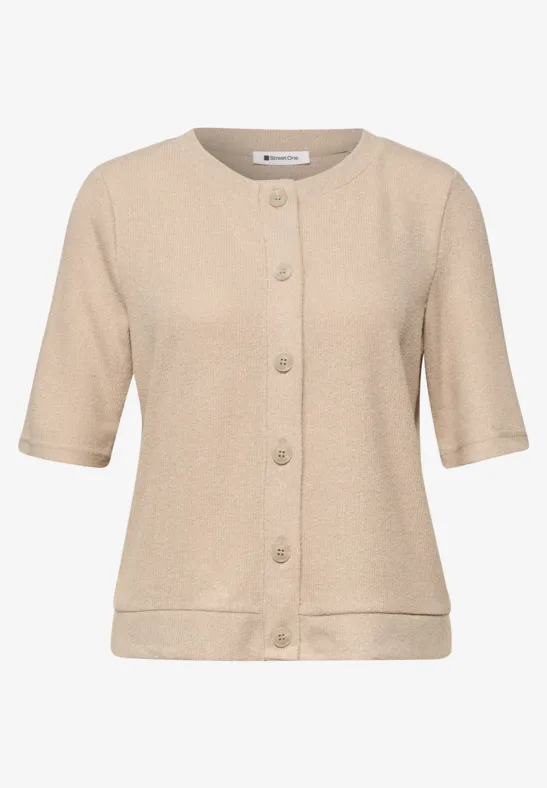 Beige cardigan met korte mouwen, ronde hals en knoopsluiting.