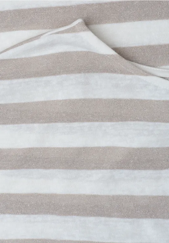 Close-up van beige-witte, horizontale strepenstof met subtiel zichtbare halsuitsnijding.