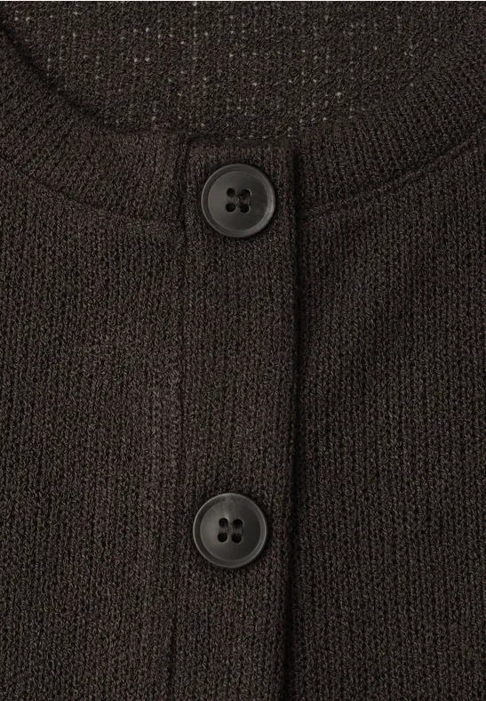 Nahaufnahme eines dunkelbraunen Strickcardigans mit zwei Knöpfen.