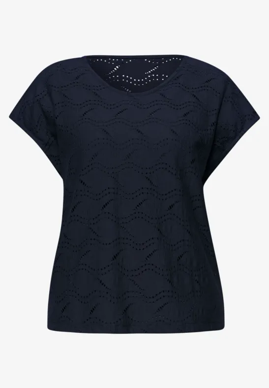 Donkerblauw damestop met korte mouwen, ronde hals en fijn geometrisch ajourpatroon