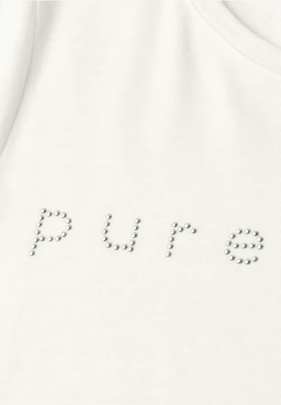 Wit T-shirt met het woord 'pure' van metalen studs op de voorkant.