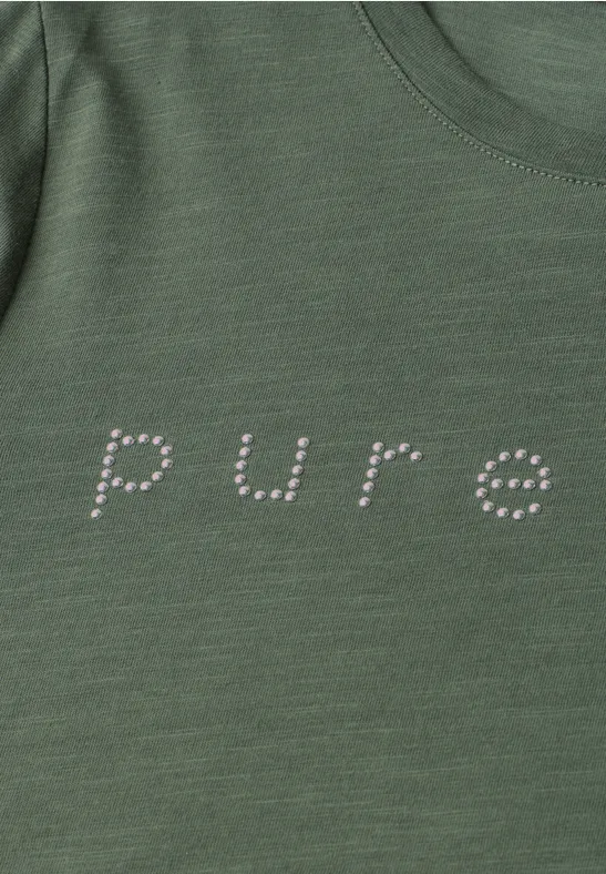 Ein olivgrünes T-Shirt mit dem Schriftzug „pure“ in punktueller Schrift an der Vorderseite.