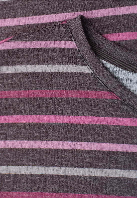 Nahaufnahme eines gestreiften T-Shirts mit V-Ausschnitt in Grau, Pink und Lila.