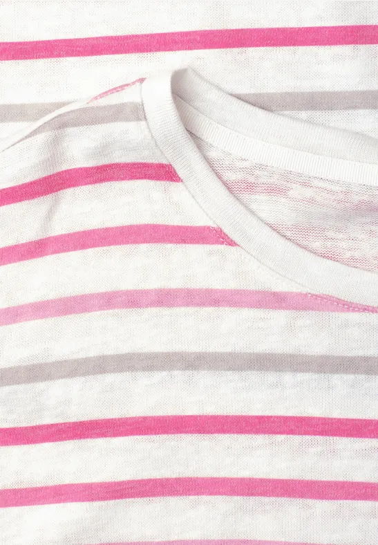 Nahaufnahme eines weißen Shirts mit grauen und pinken Querstreifen am Rundhalsausschnitt.