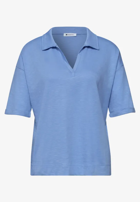 Lichtblauw poloshirt met korte mouwen en V-hals.