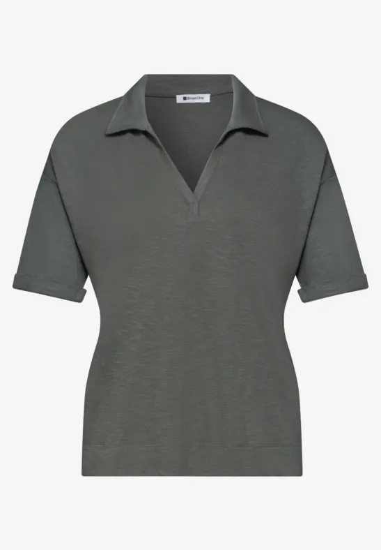 Damespolo met korte mouwen in grijsgroen, V-hals, kraag en licht stretchmateriaal.