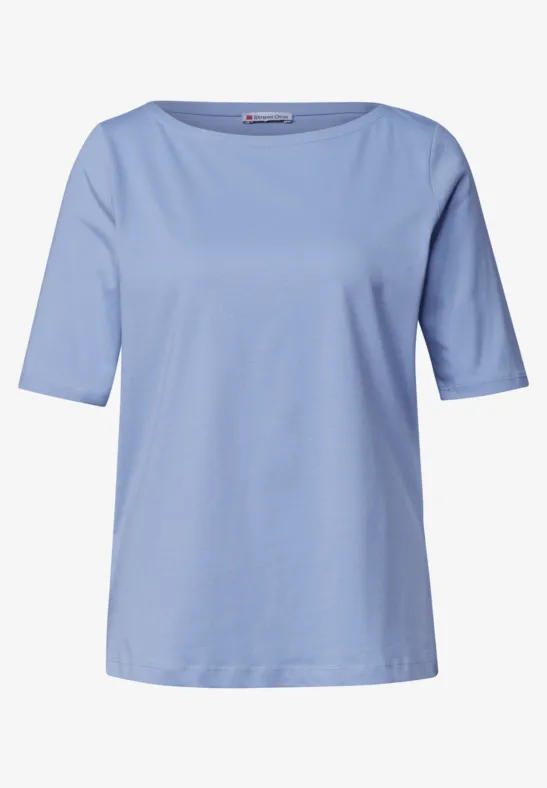 Een lichtblauw katoenen T-shirt met korte mouwen.